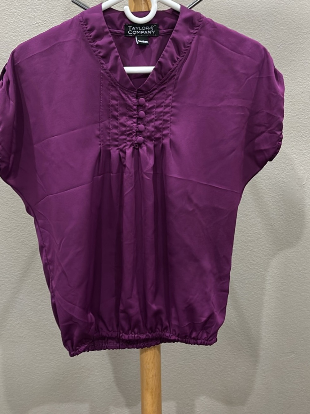 Taylor & Company Plum Short-Sleeve V-Neck Blouse size M